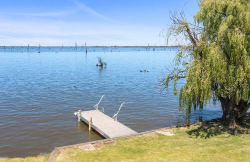 Yarrawonga House | Elements on the Waters Edge, Woodlands