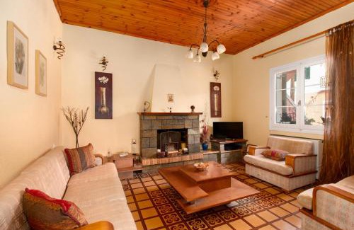 Esperion Apartment | ELENI'S TRADITIONAL HOUSE IN AGRAFI