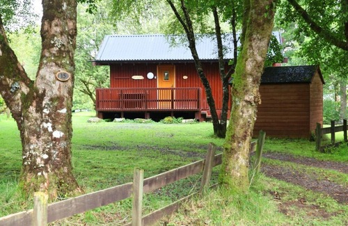 Taynuilt Cabin | Elevated Loch View Cabin with WiFi, Electric Hot Tub and Mountain Views