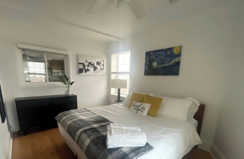 Bloomfield Apartment | Elevator~Queen Bed ~Parking~West Penn~10 min to DT