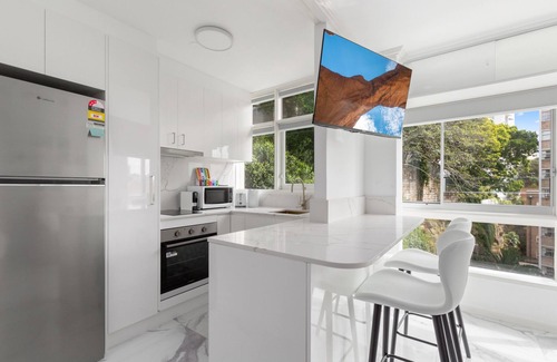 Kings Cross Apartment | Elizabeth Bay Gem: Hidden Beach & Ferry to CBD