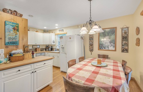 Enumclaw House | Elk Crossing Cozy Cabin at Crystal Mountain by RedAwning
