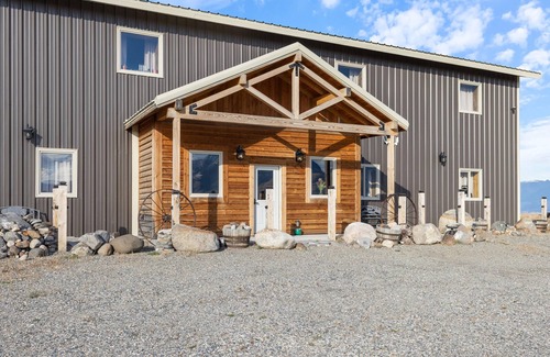 Emigrant Apartment | Elk Suite at Caspari Lodge: Epic Paradise Valley Views