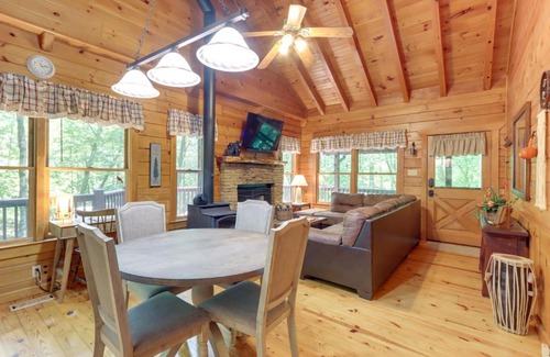 Ellijay House | Ellijay Cabin with Deck and Hot Tub!
