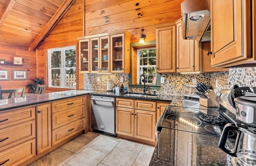 Walnut Mountain Cabin | Ellijay Walnut Mountain Cabin - Hot Tub, Fire Table, Pet Friendly and Views
