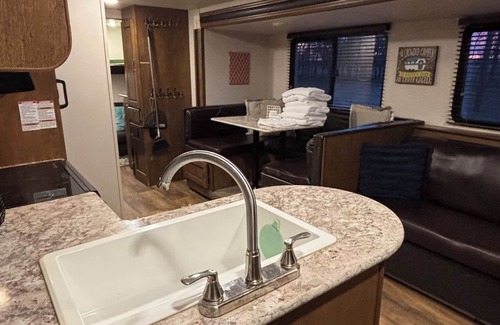 Round Top House | Elm Grove Camper- Less than 3 miles from Round Top proper