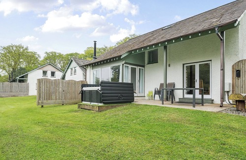 Bowness-on-Windermere Cottage | ELM - WOODLAND COTTAGES, with hot tub in Bowness-On-Windermere
