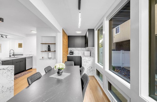 Elmhurst Apartment | Elmhurst Luxury 4BR w/Pool, Fenced Yard, Downtown