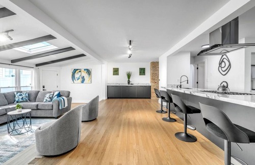 Elmhurst Apartment | Elmhurst Luxury 4BR w/Pool, Fenced Yard, Downtown