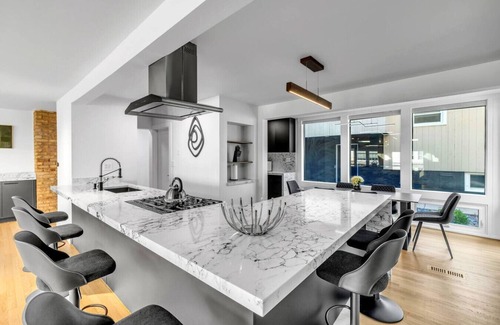 Elmhurst Apartment | Elmhurst Luxury 4BR w/Pool, Fenced Yard, Downtown