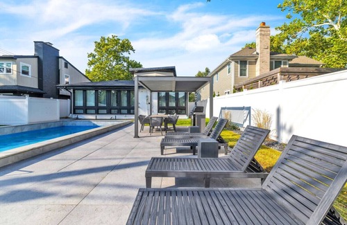 Elmhurst Apartment | Elmhurst Luxury 4BR w/Pool, Fenced Yard, Downtown