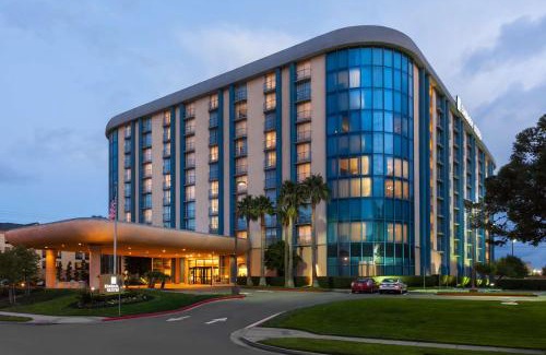The East Side Hotel | Embassy Suites by Hilton San Francisco Airport Oyster Point