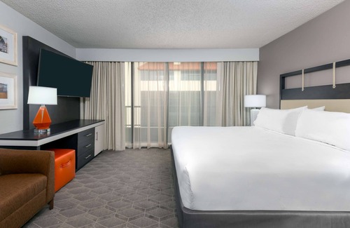 Park Central Hotel | Embassy Suites by Hilton Dallas Park Central Area