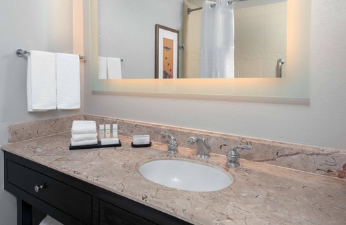 Park Central Hotel | Embassy Suites by Hilton Dallas Park Central Area