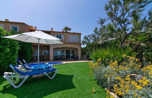 Urbanizacion S'Estanyol House | Embat, house with pool on the seafront