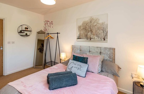 Warrington Apartment | Emerald Blossom-2 Bed Apartment.Sleeps 4.Central Warrington,WiFi,Parking.Smart T