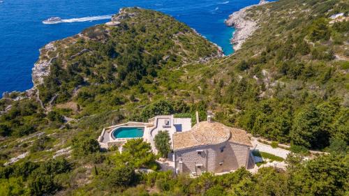 Mpogdanatika Villa | Emerald Blue Paxos