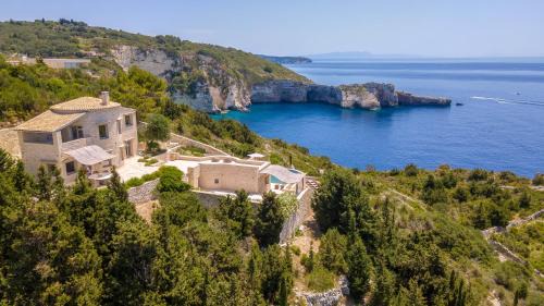 Mpogdanatika Villa | Emerald Blue Paxos