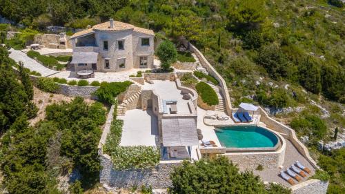 Mpogdanatika Villa | Emerald Blue Paxos