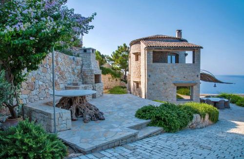Mpogdanatika Villa | Emerald Blue Paxos