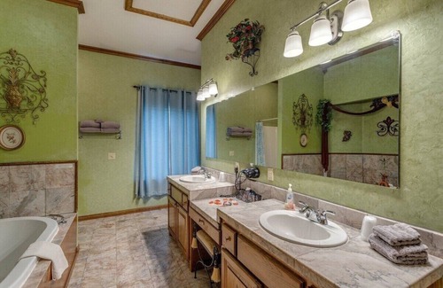 Norman Apartment | Emerald Dream Cottage at Whispering Pines Inn