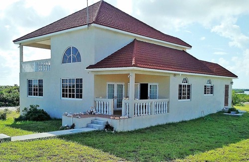 Bottle Creek House | Emerald Estate - Secluded Luxurious Beachfront Villa Whitby