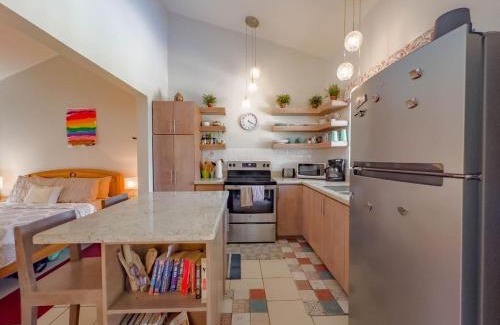Coco House | Emerald Haven Second Floor Studio Mins From Beach