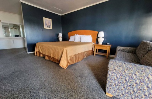 Blythe Hotel | Emerald Inn & Lounge