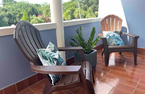Mason Hall Condo | Emerald semi-smart condo with pool & king suite