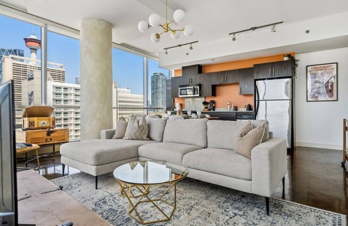 Beltline Condo | Emerald | Skyline View | UG Park | Pets | King Bed