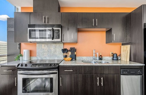 Beltline Condo | Emerald | Skyline View | UG Park | Pets | King Bed