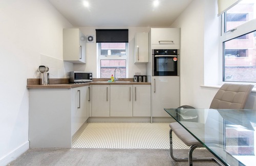 Frampton on Severn Apartment | Emperor House Apt 4 - Short Walk to Stratford City Centre