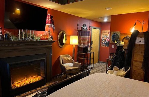 Stanardsville Hotel | Empty Arms Parlor - Rm. 208