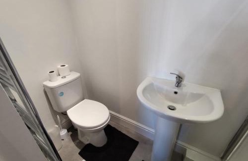 Salford House | En-Suite Double-Bedroom in the Heart of Salford Manchester CR3 Perfect for Short Stays