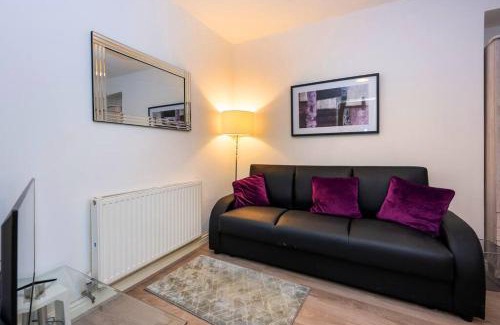 Landore Apartment | En-suite Flat - Kitchen - Quiet Near Shops