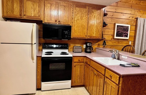 Eureka Springs Cabin | Enchanted Forest Whispering Pines- 2 bedroom Cabin with Hot Tub! Hiking Trail & Cave on property!