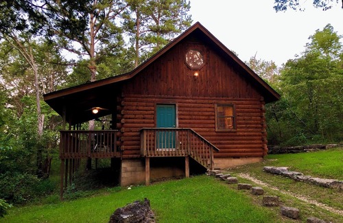 Eureka Springs Cabin | Enchanted Forest Whispering Pines- 2 bedroom Cabin with Hot Tub! Hiking Trail & Cave on property!