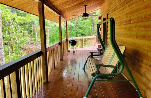 Eureka Springs Cabin | Enchanted Forest Whispering Pines- 2 bedroom Cabin with Hot Tub! Hiking Trail & Cave on property!