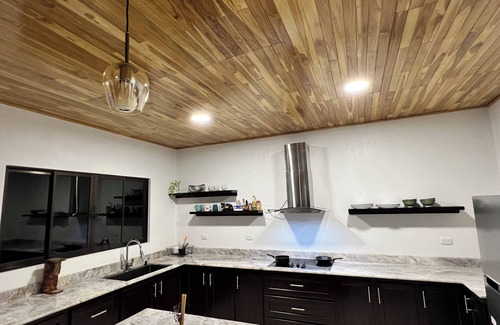 Curridabat Ski Chalet | Enchanting 3-bedroom mountain chalet WiFi AC. . Beautiful sunset views Hot Tub!