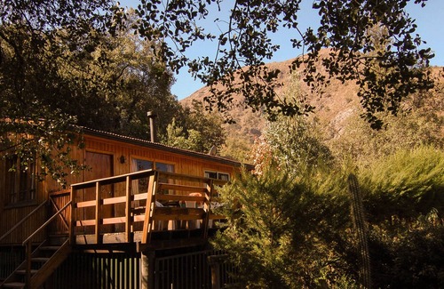 San Alfonso Cabin | Enchanting Cabin with Deck for a Vacation in the Mountains of Cajon del Maipo