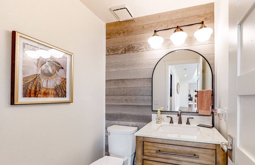 Federal Way House | Enchanting home with enclosed yard, grill, balcony, & washer/dryer