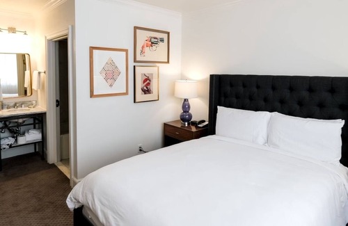 West Campus Hotel | Enchanting Hotel with Outdoor Pool & Sun Terrace - Just 1 Mile from UT Austin
