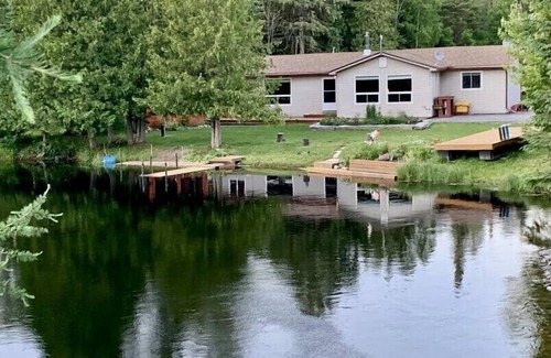 Bobcaygeon Cottage | Enchanting three bedroom river front cottage