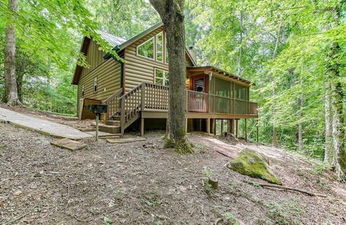 Helen Cabin | Enchantment – Romantic Cabin for Two with Indoor Spa, Jacuzzi & Fire Pit