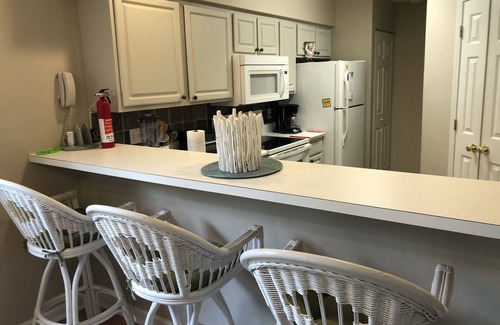 Pawleys Island Condo | End Unit! 5 min to Beach. Steps from Pool/Jacuzzi and Golf Close to Dining. WiFi