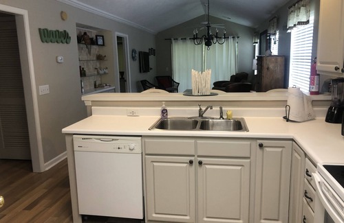 Pawleys Island Condo | End Unit! 5 min to Beach. Steps from Pool/Jacuzzi and Golf Close to Dining. WiFi
