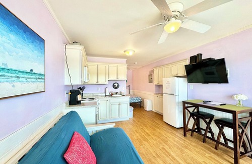 Atlantic Beach Condo | End Unit in Oceanside Community Private Beach Access Pool Kitchen WiFi BBQ Grill