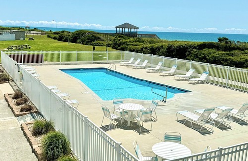 Atlantic Beach Condo | End Unit in Oceanside Community Private Beach Access Pool Kitchen WiFi BBQ Grill