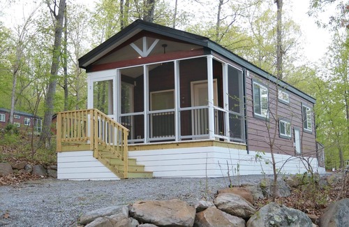 Singers Glen Cottage | Endless Caverns Pet-Friendly Deluxe Cabin - A Better Base Camp at Endless Caverns Resort