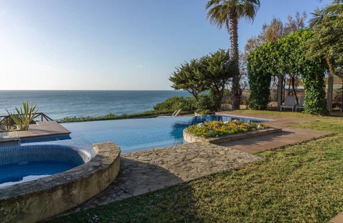 Cabo Roche Villa | Enebros y Mar. Stylish beachfront property